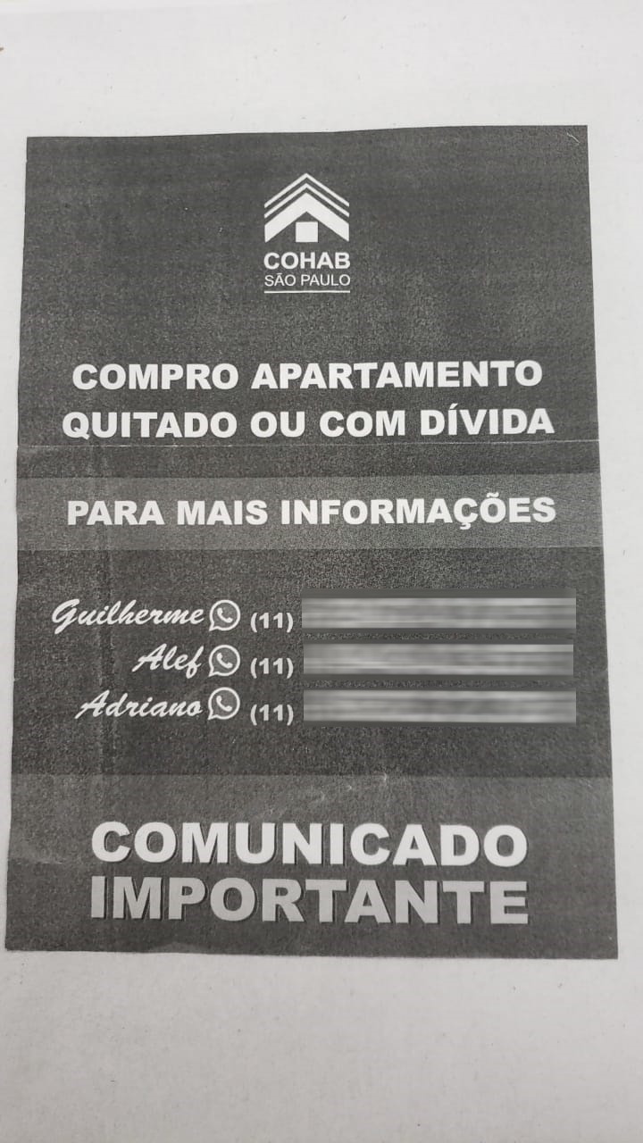 A foto está em preto e branco, mostra o panfleto da Cohab que mostra como e o que fazer caso caia em golpes, essa é o lado da frente.