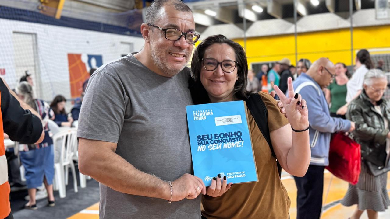 Prefeitura de São Paulo entrega mais de 700 títulos de propriedade e escrituras para famílias da zona leste