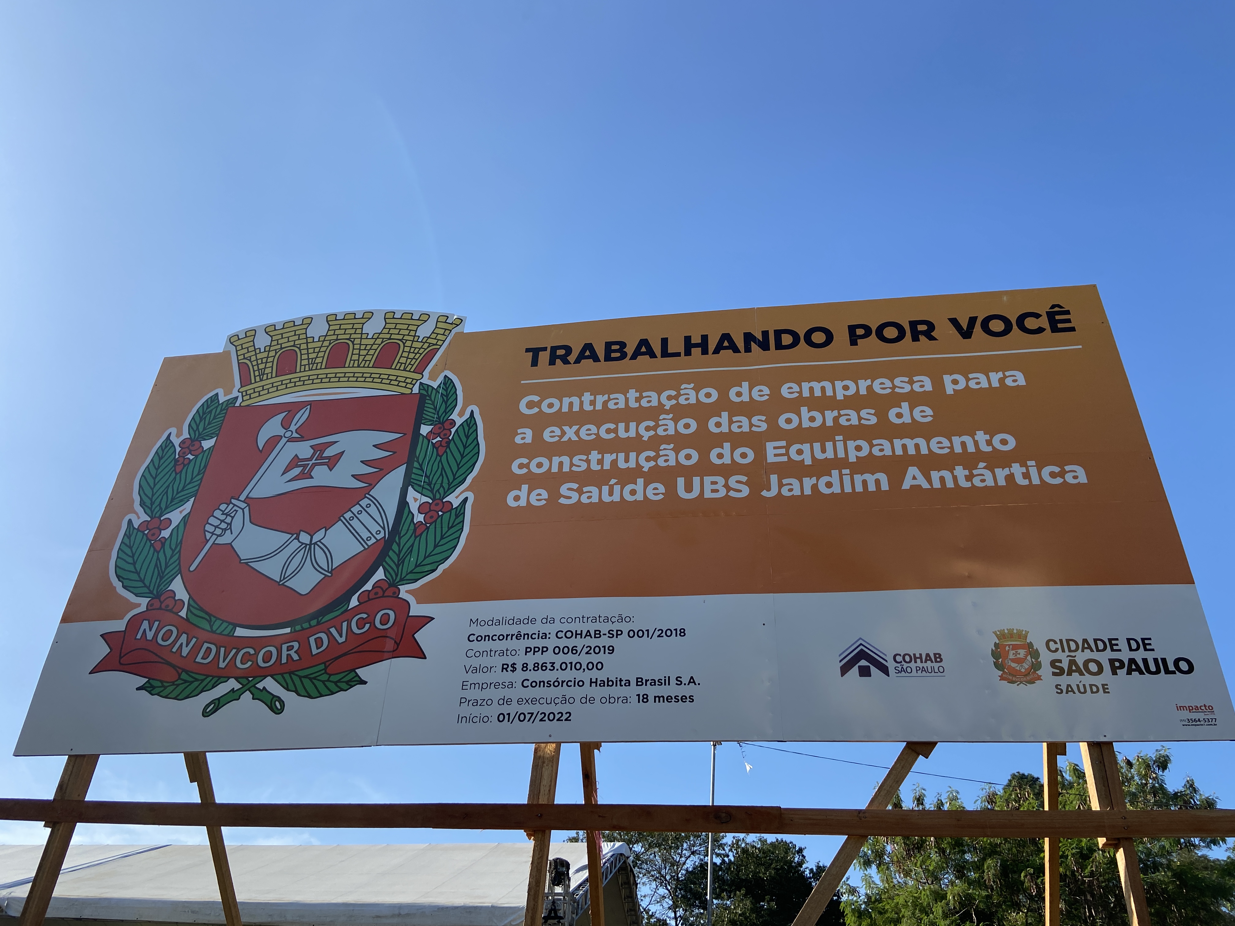 Plana laranja com os dizeres" Ordem de Início da construção da UBS Jardim Antártica".