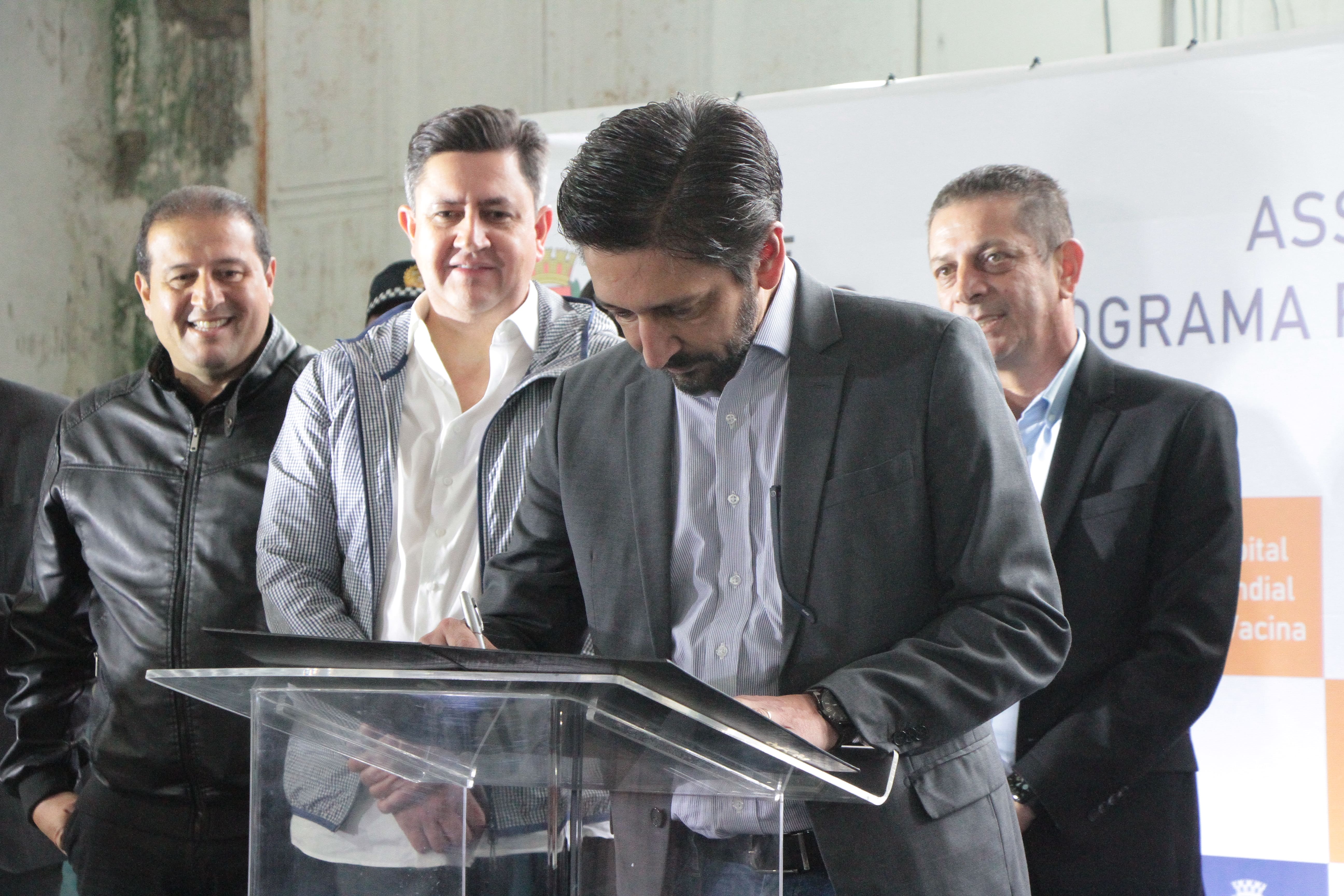 Prefeito Ricardo Nunes assina o termo