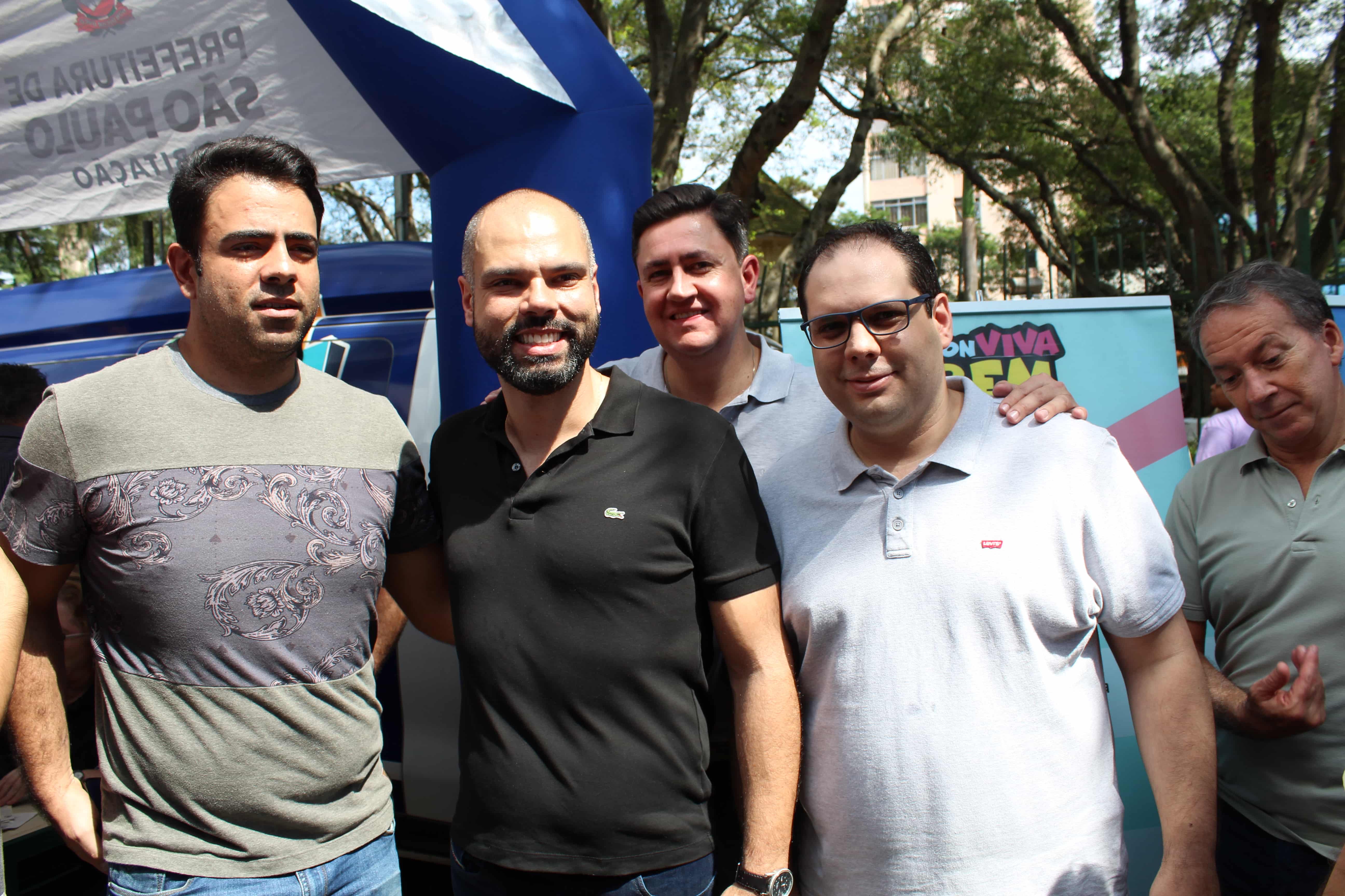 Na foto está o presidente da Cohab, Alexsandro Peixe e o prefeito Bruno Covas, além do secretário de habitação Aloisio Pinheiro que está do lado direito. 