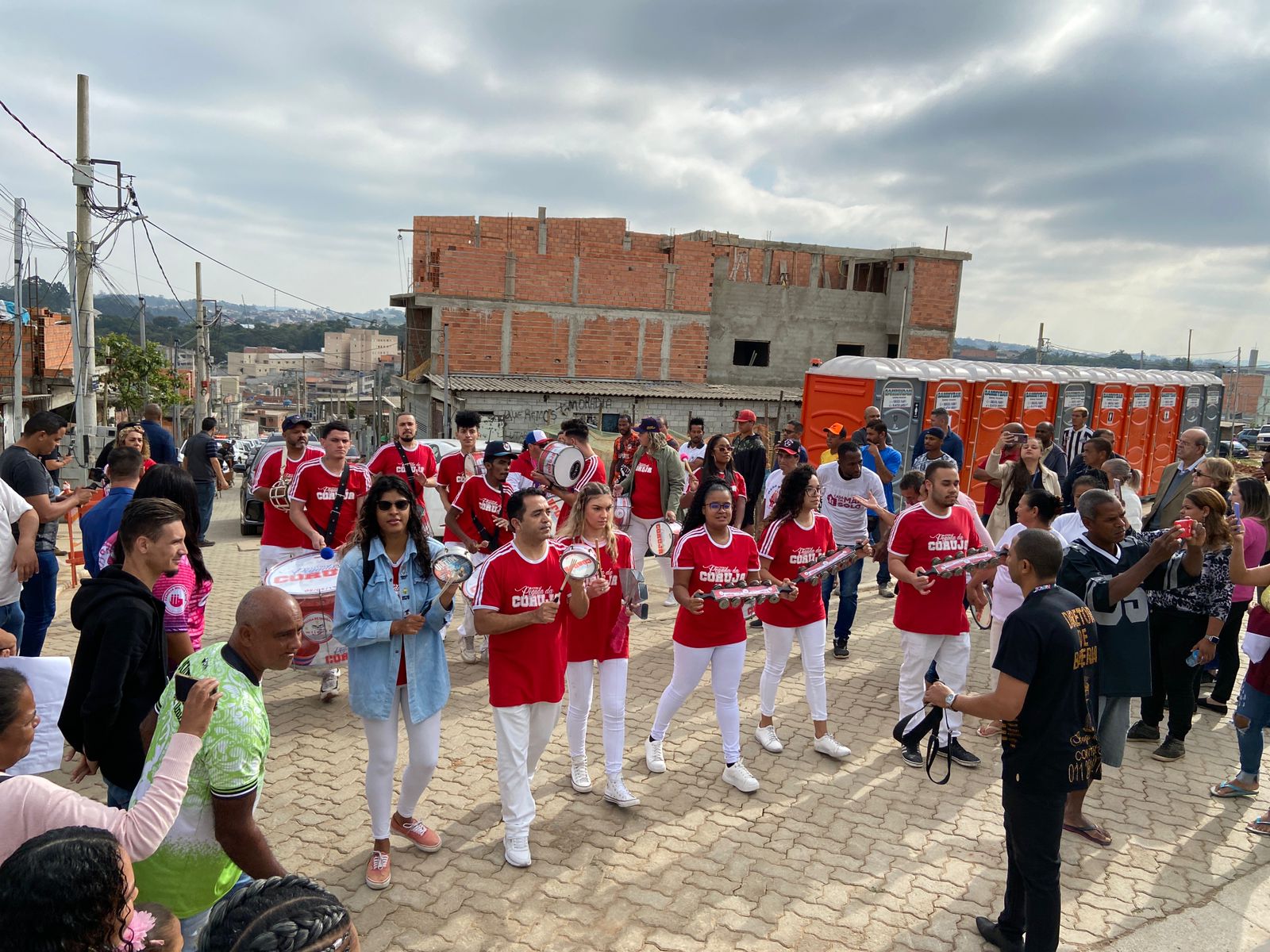 A escola de samba da região está caminhando até a chegada ao local da cerimônia