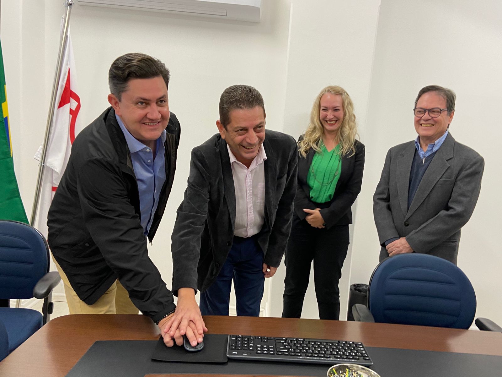 Foto com o Presidente da Cohab e do Secretário Municipal de Habitação apertam o botão juntos para realizar a seleção.