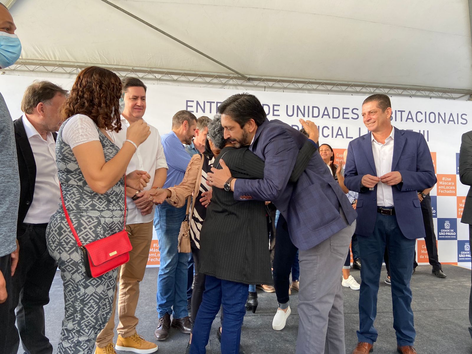 Prefeito Ricardo Nunes abraça futura moradora durante cerimônia de entrega das chaves do Conjunto Lidiane