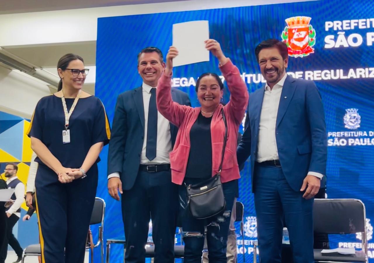 Prefeitura entrega gratuitamente título de propriedade a 177 famílias