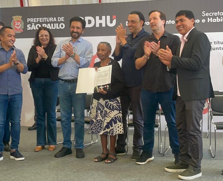 Governo de São Paulo entrega mais de 670 títulos de regularização fundiária a famílias na Zona Sul da capital