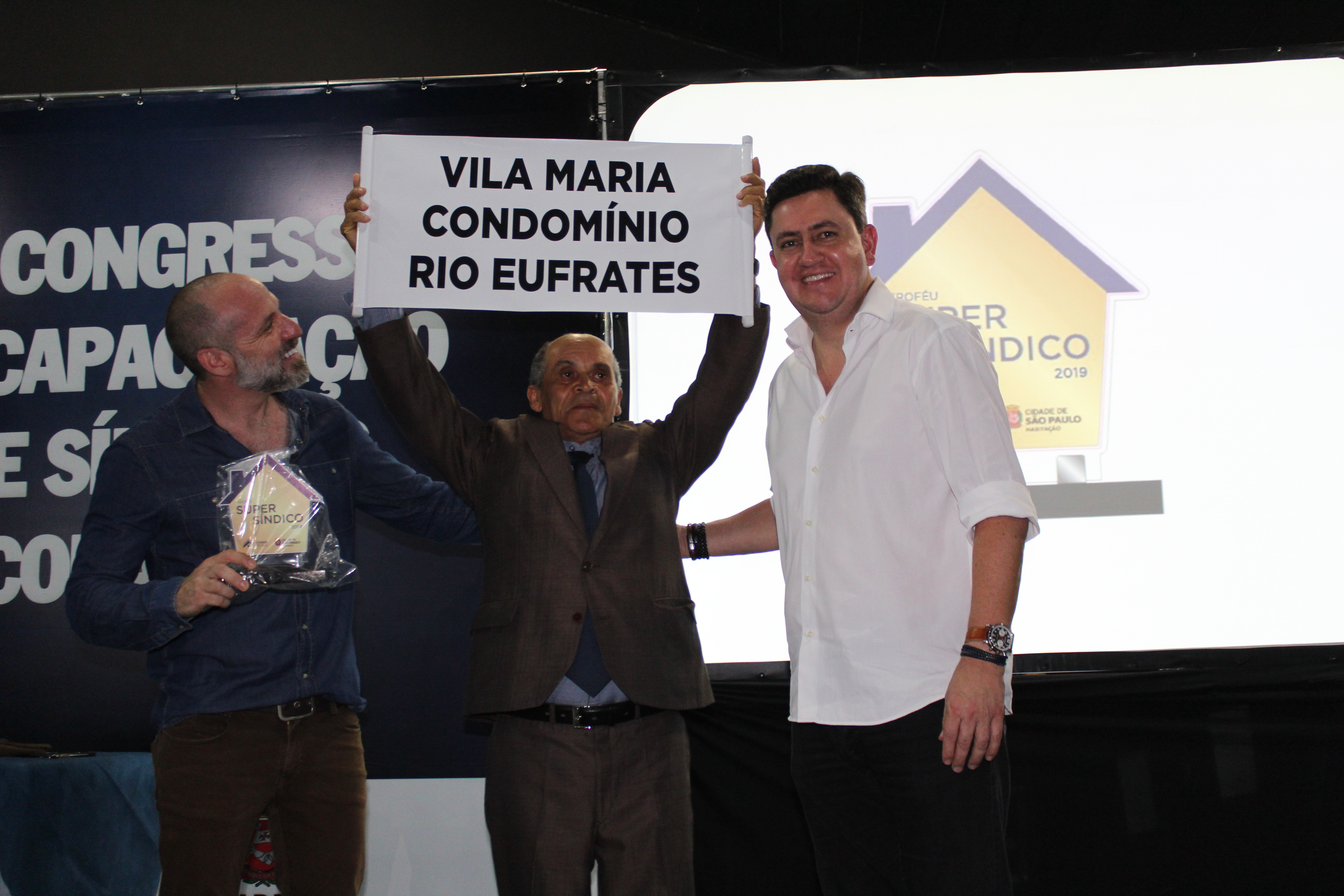 Na foto, da esquerda pra direta está Marcio Rachkorsky, no meio com o troféu o sindico Lourival Figueiredo dos Santos e ao lado dele está o presidente da Cohab Alex Peixe. 