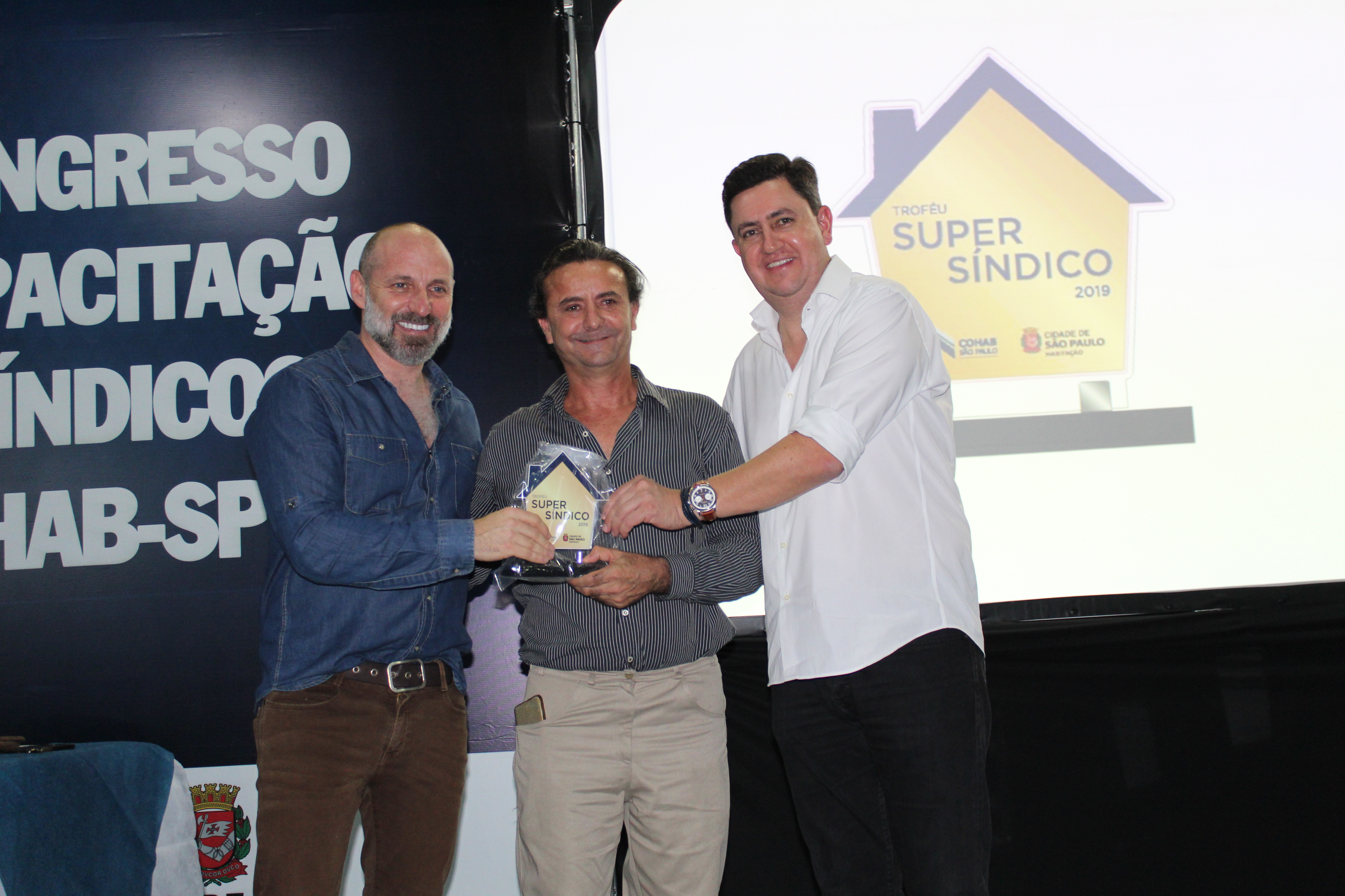 Na foto, da esquerda pra direta está Marcio Rachkorsky, no meio com o troféu o sindico Dorides Carlos de Almeida e ao lado dele está o presidente da Cohab Alex Peixe. 